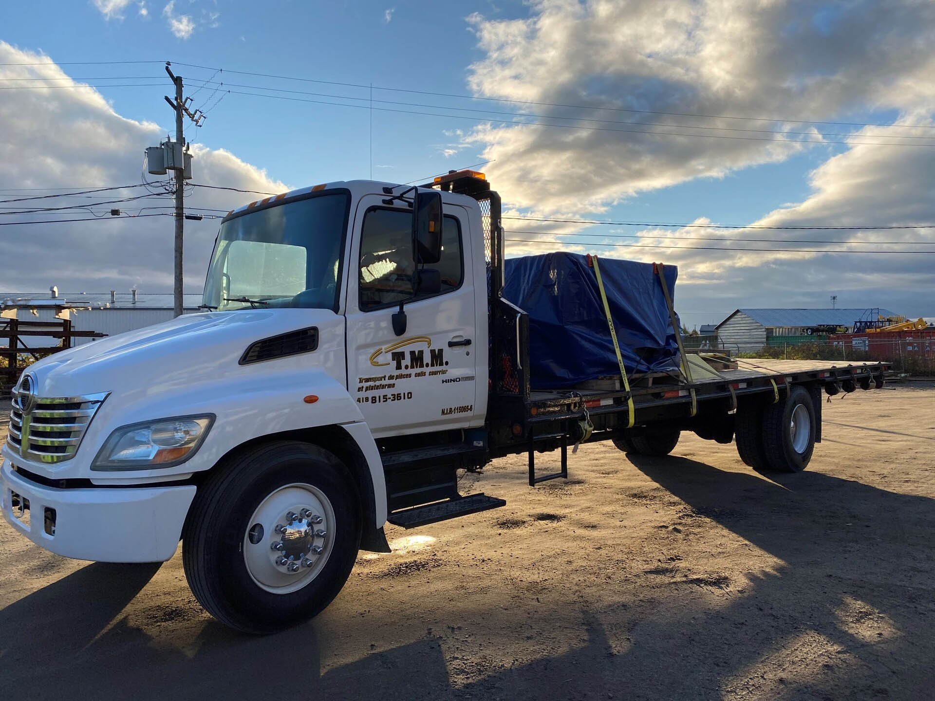 Camion plate-forme pour transport de palettes