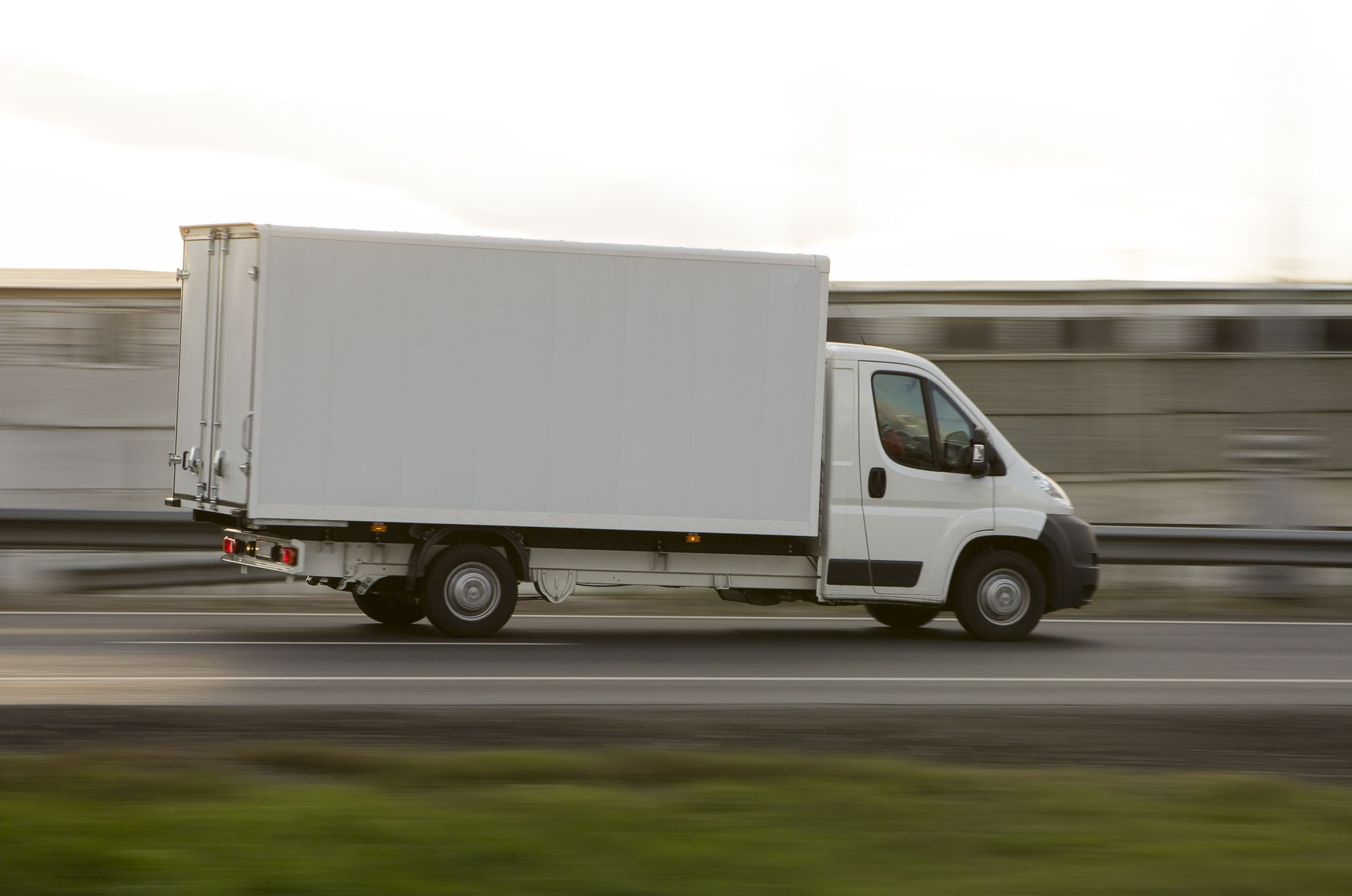 Camionnette blanche sur l'autoroute